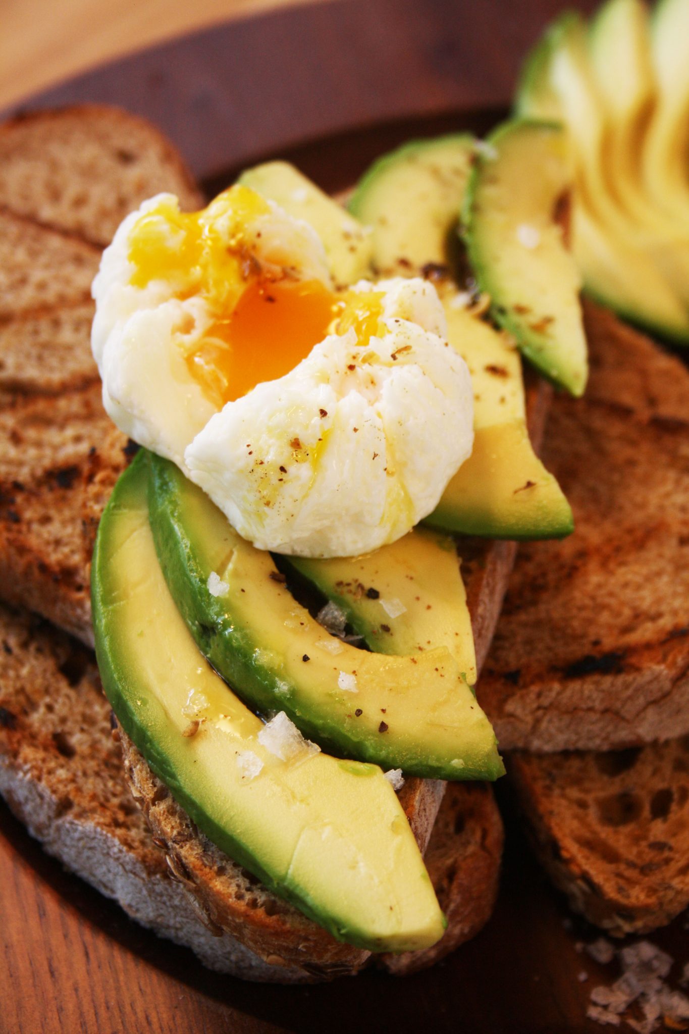 Variedad de bocadillos con pan de tartina huevo escalfado aguacate