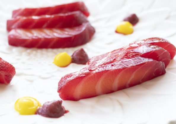 Sashimi de salmón curado con remolacha